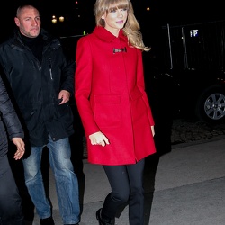 01-28 - Arriving at her hotel in Paris - France